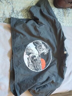 Graphic Wave Circle Crop Top in Charcoal with White & Coral Print